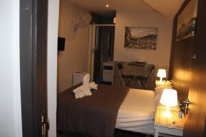 Postel nebo postele na pokoji v ubytování BCN Condal Hostal