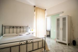 sypialnia z łóżkiem i dużym oknem w obiekcie Bed and Breakfast Sofia w mieście Pescara
