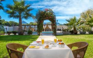 un tavolo con cibo e bevande in cima a un cortile di Hotel Tossal d'Altea ad Altea