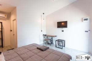Postel nebo postele na pokoji v ubytování Bed Box