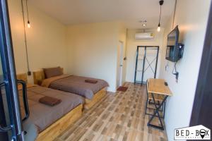 Postel nebo postele na pokoji v ubytování Bed Box