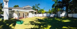 una casa con un gran patio delante de ella en Donald Mansion en Negombo