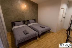 Postel nebo postele na pokoji v ubytování Bed Box