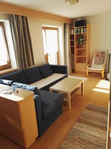 un soggiorno con divano e tavolo di Apartments Gana a La Villa