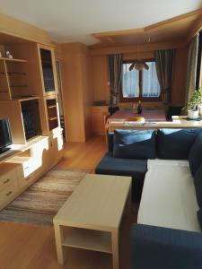- un salon avec un canapé et une table dans l'établissement Apartments Gana, à La Villa