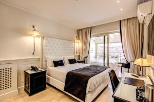 Postel nebo postele na pokoji v ubytování Hotel Domus Mea + 26 fotografií