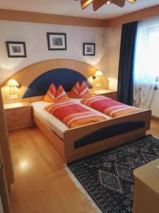 Un dormitorio con una cama grande en una habitación. en Apartments Gana, en La Villa