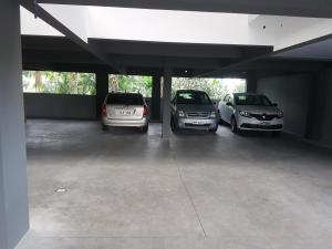 uma garagem com três carros estacionados nela em Pousada Do Galdino em Blumenau