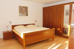 una camera con letto e armadio in legno di Stay-In Vienna 23 a Vienna