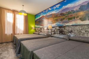 1 dormitorio con 3 camas y una gran pintura en la pared en Jc Rooms Jardines, en Madrid