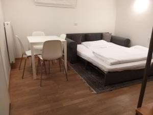 um quarto com uma cama, uma mesa e cadeiras em Soliman em Bressanone