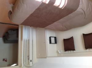 ニヨンにあるHôtel Restaurant Les oliviersの天井、窓が備わる客室です。