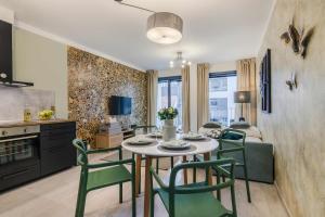 プラハにあるPrague Luxury Apartments Parking by Michal&Friendsのキッチン、リビングルーム(テーブル、椅子付)