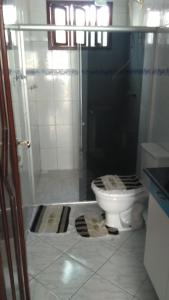 La salle de bains est pourvue d'une douche et de toilettes. dans l'établissement Casa na praia de Aruana, à Atalaia Velha