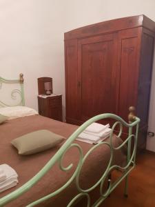 センプロニアーノにあるCasettaのベッドルーム1室(ベッド1台、木製キャビネット付)