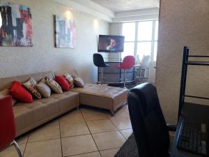 - un salon avec un canapé et une télévision dans l'établissement Apt in San Juan, 4 guests max, 1 BR-1 BTH, Full kitchen, Free Internet-Parking, à San Juan