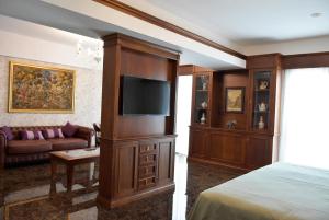 a living room with a tv and a couch at El Aguila del Tuyu in San Clemente del Tuyú