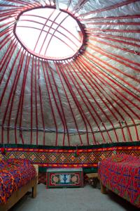 Grigor'yevkaにあるBel-Zhan Yurt Lodgeのドーム1室(ベッド2台付)、窓が備わる客室です。 +37枚の写真