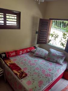 a bed in a room with at Casa das Flores in Guaramiranga