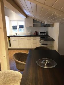 eine Küche mit einem Holztisch und Stühlen in einem Zimmer in der Unterkunft Chalet Grünegg in Grindelwald