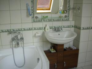 A bathroom at Komfort Apartman Még 37 kép