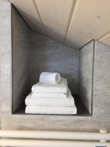 ein Stapel Handtücher in einem Raum mit einem Spiegel in der Unterkunft Chalet Grünegg in Grindelwald