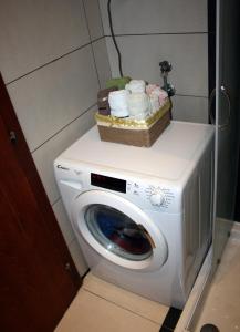 eine Waschmaschine mit einem Korb darüber in der Unterkunft Fenix Cvetni trg in Belgrad