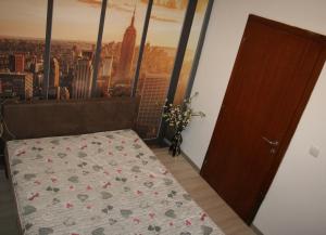 Schlafzimmer mit einem Bett und Stadtblick in der Unterkunft Fenix Cvetni trg in Belgrad