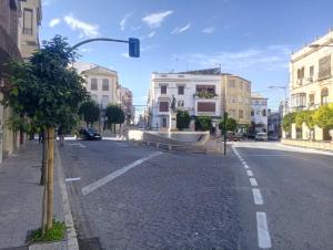an empty street with a traffic light and buildings at Apartamento Vega in Baena