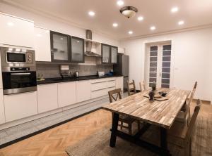 cocina con mesa de madera y comedor en Apartment Lana, en Zagreb
