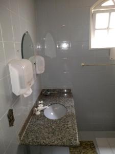 Um banheiro em Onça da Praia Hostel
