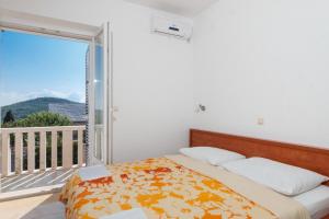 Ένα ή περισσότερα κρεβάτια σε δωμάτιο στο Apartments & Rooms Konoba Tomić