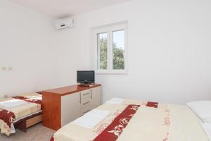 Postel nebo postele na pokoji v ubytování Apartments & Rooms Konoba Tomić