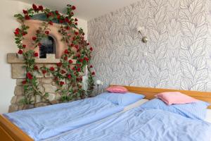 Ένα ή περισσότερα κρεβάτια σε δωμάτιο στο Hotel Kleine Zauberwelt - Wo Märchen wahr werden