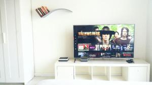 TV a/nebo společenská místnost v ubytování Le Suite Studio 491