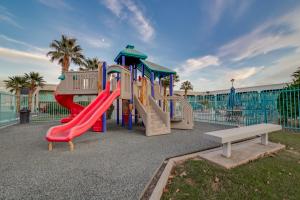 un parque infantil con un tobogán y un banco en St. George Inn and Suites, en St. George