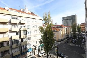 Central Lisbon Luxury Apartment في لشبونة: اطلالة جوية على شارع المدينة بالمباني