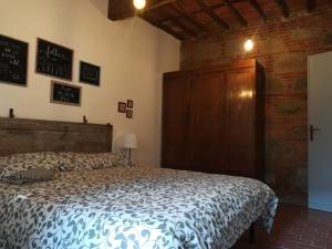 1 dormitorio con 1 cama en una habitación en Da Mati e Marta, en Piaggiori