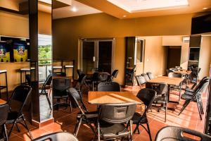 HM HOTEL في Choluteca: غرفة طعام مع طاولات وكراسي