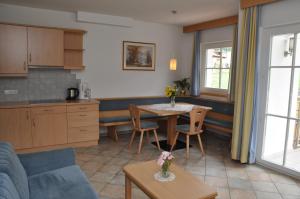 ブルーニコにあるApartment Residence Volggerのキッチン、リビングルーム(テーブル、椅子付)