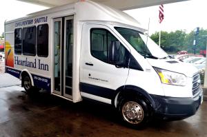 un camión de comida blanca estacionado en un estacionamiento en Heartland Inn Coralville, en Coralville