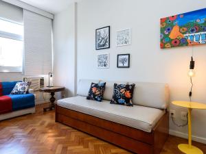sala de estar con sofá y mesa en Omar do Rio - HG 904 Espaçoso Qto&Sala, Internet 240mbps, Smart TV, próximo ao famoso Pavão Azul, a Praia de Copacabana e do Metrô, en Río de Janeiro