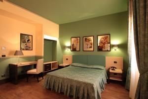 a hotel room with a bed and a desk and a desk at Tenuta del Vecchio Mulino in Motta deʼConti