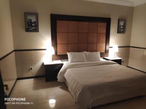 เตียงในห้องที่ Jeddah Wakan Villas