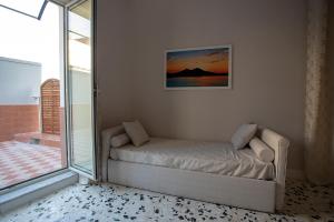 Kleines Zimmer mit einem Bett und einer Glasschiebetür in der Unterkunft Agorà Mura Greche B&b in Neapel
