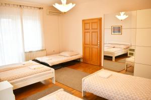 Ένα ή περισσότερα κρεβάτια σε δωμάτιο στο Danube star 2