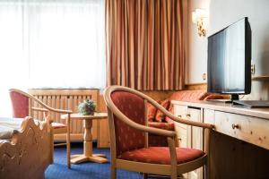 Televízia a/alebo spoločenská miestnosť v ubytovaní Alpenhotel Plaza