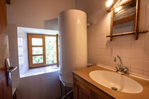 Ванная комната в Granges Bergeries Chalets de LAS COSTES insolites en forêt à Loudenvielle 4X4 recommandé l'hiver à 2km des remontées mécaniques