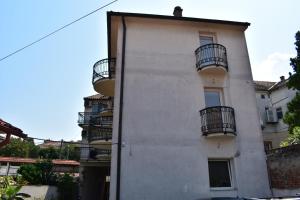 Το κτήριο όπου στεγάζεται  το διαμέρισμα +3 φωτογραφίες