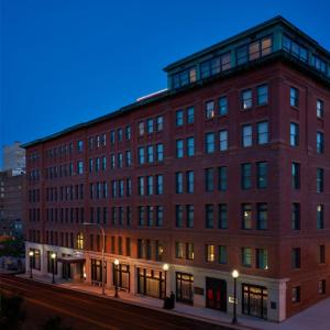 - un grand bâtiment en briques sur une rue de la ville la nuit dans l'établissement 21c Museum Hotel Kansas City, à Kansas City